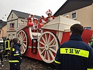 Feuerwehrleute und THW-Helfer begleiten den großen Karnevalsumzug in Heimersheim.
