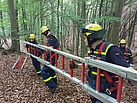 THW-Helfer stecken die einzelnen Teile der Leiter zusammen und überprüfen die Sicherheit.
