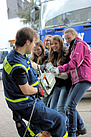 Physik in Praxis - THW-Junghelfer Timo Bethke demonstriert den teilnehmenden Mädchen den Sperrmechanismus des Greifzuges.