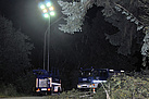 Die THW-Fachgruppe „Beleuchtung“ leuchtet die Einsatzstelle mit einem Lichtmastanhänger (LiMA) aus.