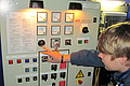 THW-Helfer überprüft die Betriebswerte am Lichtmastanhänger.