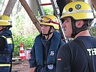 Zwei THW-Helfer beobachten den Baufortschritt des Hängesteg.
