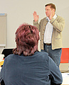 Der Kommunikationstrainer Rolf Schreiter demonstriert den THW-Helferinnen und Helfern die Kommunikationsdistanz.