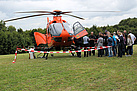Der Hubschrauber des Zivilschutzes umringt von Besuchern.