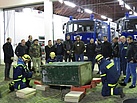 Einsatzkräfte des THW Ahrweiler zeigen der Delegation das Zusammenspiel von Ehrenamtlichen im THW.