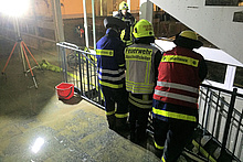 Der Einsatzabschnittsleiter der örtlichen Feuerwehr beurteilt zusammen mit den THW-Einsatzkräften die aktuelle Lage.