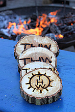 Holzscheiben mit eingebranntem THW-Emblem oder -Schriftzug als Mitbringsel von dem diesjährigen Tag der offenen Tür beim THW Ahrweiler.
