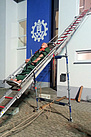 Ablassen eines Verletzten im Schleifkorb über eine Leiter als schiefe Ebene.