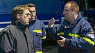 THW-Helfer im Gespräch mit dem stellvertretenden Kreisfeuerwehrinspektor Michael Zimmermann (r.).