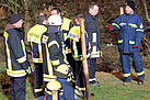 THW-Gruppenführer Kilian Heuwagen (l.) weist die Feuerwehrleute in die Lage vor Ort ein.