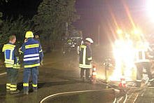 Kräfte von Feuerwehr und THW gemeinsam bei Pumparbeiten.