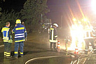Kräfte von Feuerwehr und THW gemeinsam bei Pumparbeiten.