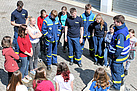 Der Jugendbetreuer Kilian Heuwagen (r.) weist die Schülerinnen und THW-Helfer in die Übungslage ein.
