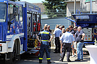 Besucher des Tages der offenen Tür und Mitglieder der Freiwilligen Feuerwehr Burgbrohl informieren sich über die Ausstattung des THW.