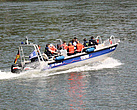 Die Jugendliche fahren mit einem THW-Mehrzweckboot auf dem Rhein.