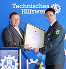 Landrat Dr. Jürgen Pföhler (links) übergibt die Ehrenurkunde des Kreises an den THW-Ortbeauftragte für Ahrweiler Axel Schmieding.