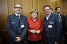 Bundeskanzlerin Dr. Angela Merkel (Mitte) mit den THW-Helfern Thomas Wruck (THW Ahrweiler, l.) und Daniel Gronwald (THW Sinzig, r.).