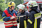 THW-Zugführer Thomas Wruck (r.) im Gespräch mit dem Einsatzleiter der Feuerwehr Schuld während einer Übung.