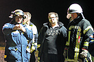 THW-Gruppenführer Christian Niemeyer (l.) erläutert den Feuerwehrleuten den Aufbau der Geräte.