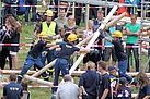 Die Wettbewerbsteilnehmer aus Freisen im Saarland bauen ein Teil einer Holzbrücke und erringen am Ende den 3. Platz.