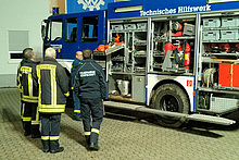 THW-Ausbildungsbeauftragter Marco Schmieding (2.v.r.) erläutert den Feuerwehrleuten aus Ringen die Beladung des Gerätekraftwagens.