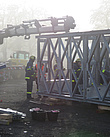THW-Helfer montieren die Behelfsbrücke.