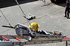 Die Teilnehmerinnen transportieren einen Schleifkorb mittels schiefer Ebene.